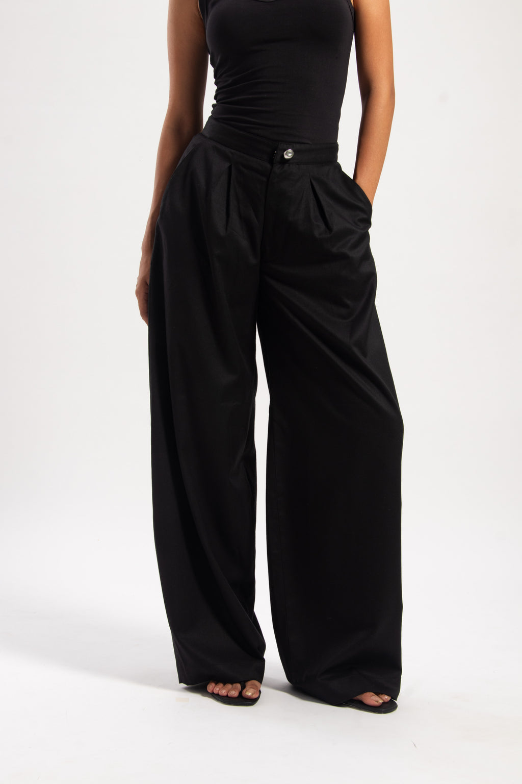 BLACK BARREL PANTS